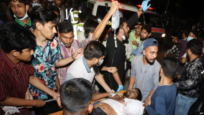Koox u gurmanaysa dadka ku dhaawacmay dabka ka kacay dalka Bangladesh. File Photo/AFP