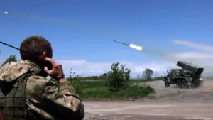 Ciidamada Ruushka taabacsan oo gantaallo ku tuuraya magaalada Yasynuvata ee gobolka Donetsk
