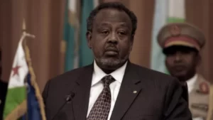 Inta uusan xilka qaban mudane Geelle wuxuu ahaa sirdoon iyo gacanyaraha adeerkiis oo madaxweyne ka ahaa Jabuuti