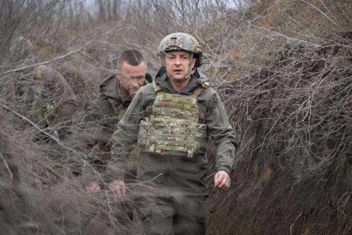 Madaxweyne Zelenskyy oo booqday fariisimaha ciidamada Yukreeniyaan ee u dhow jiidda hore [Ukrainian Presidential Press Service via Reuters]