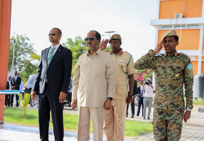 Madaxweyne Xasan Sheekh Wasiiirka Wasaaradda Gaashaandhiga Taliyaha ciidanka xoogga Dalka