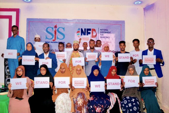 Wariyayaasha dhameystay tababarka habka tebinta wararka xuquuqda aadanaha. | SAWIRKA/SJS.