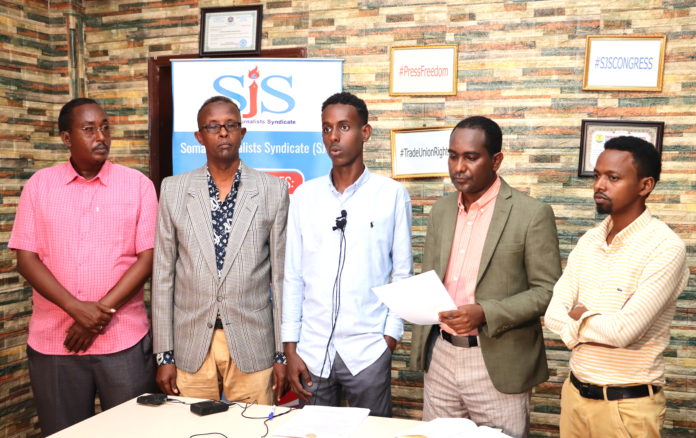 Sharma'arke Abdinur Wehliye (centre) speaks during a press conference in Mogadishu, Saturday 19 June, 2022. |PHOTO/SJS. Mohamed Jibril